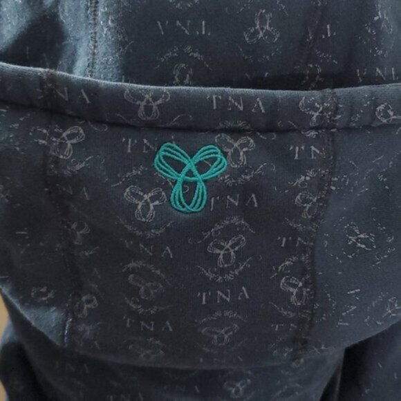 ARITZIA TNA- Vintage Logo Zip up Hoodie in black/grey - Picture 4 of 14